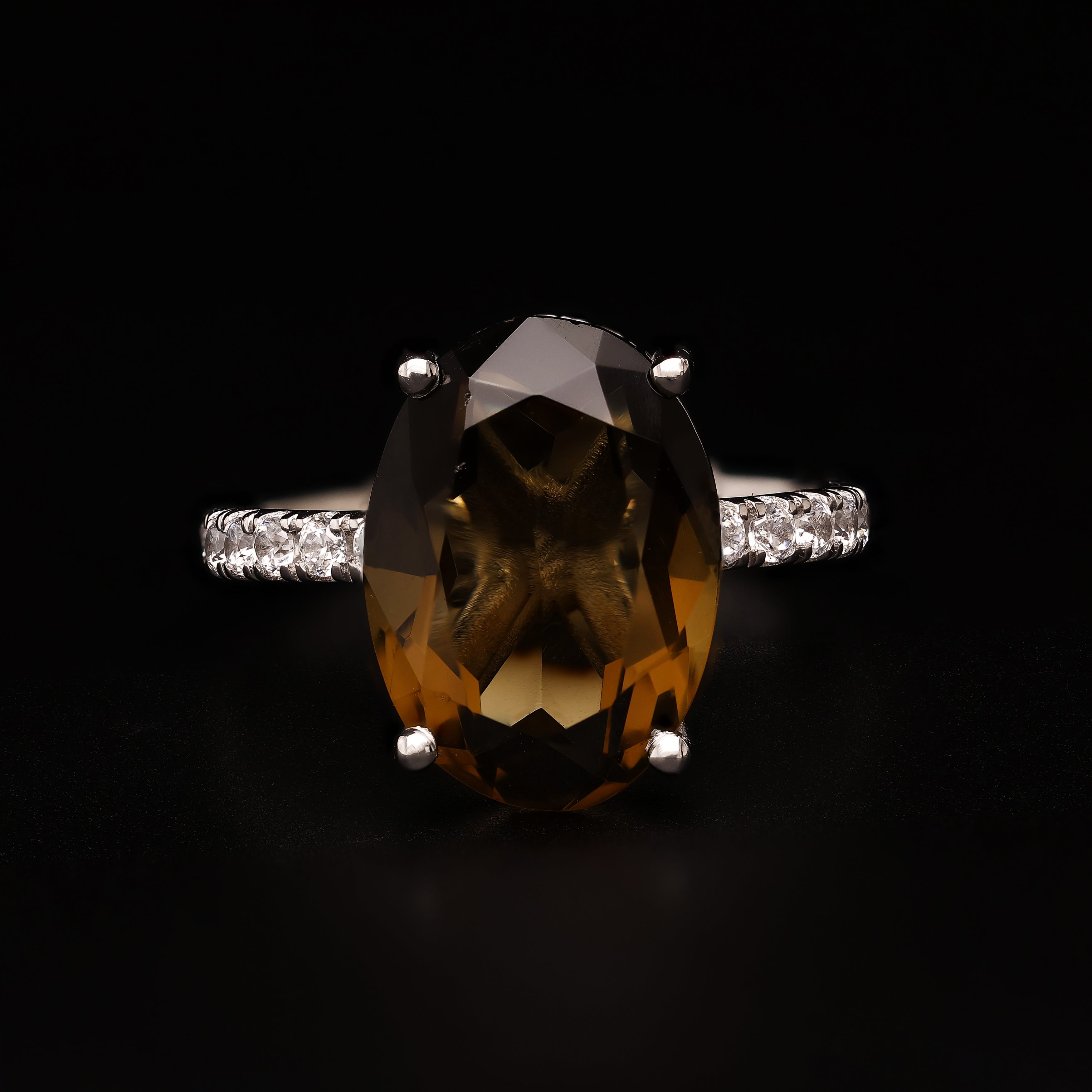 Grand Oval Smoky – Iconic Allure