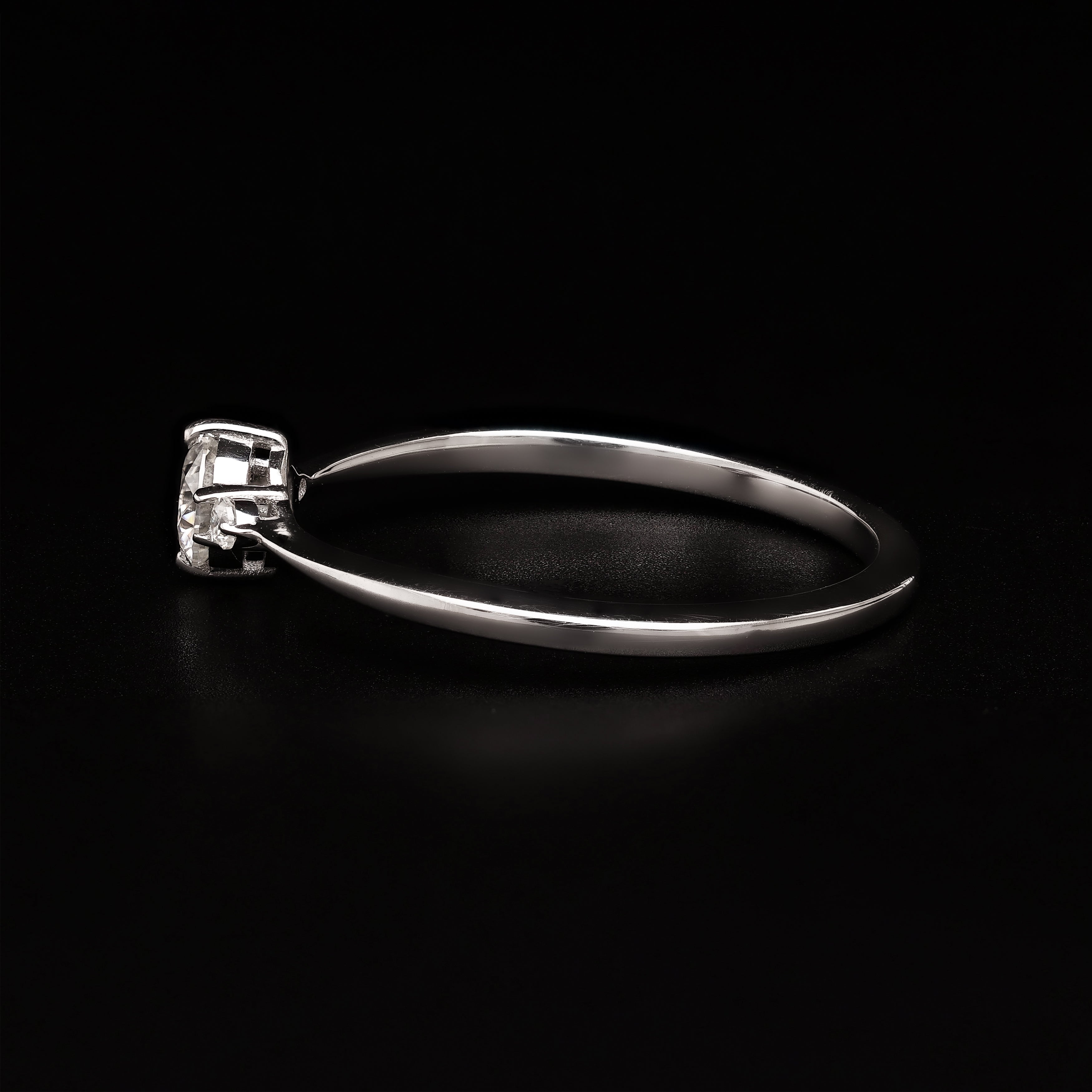 Round Trio Gleam – Minimalist Three-Stone Ring