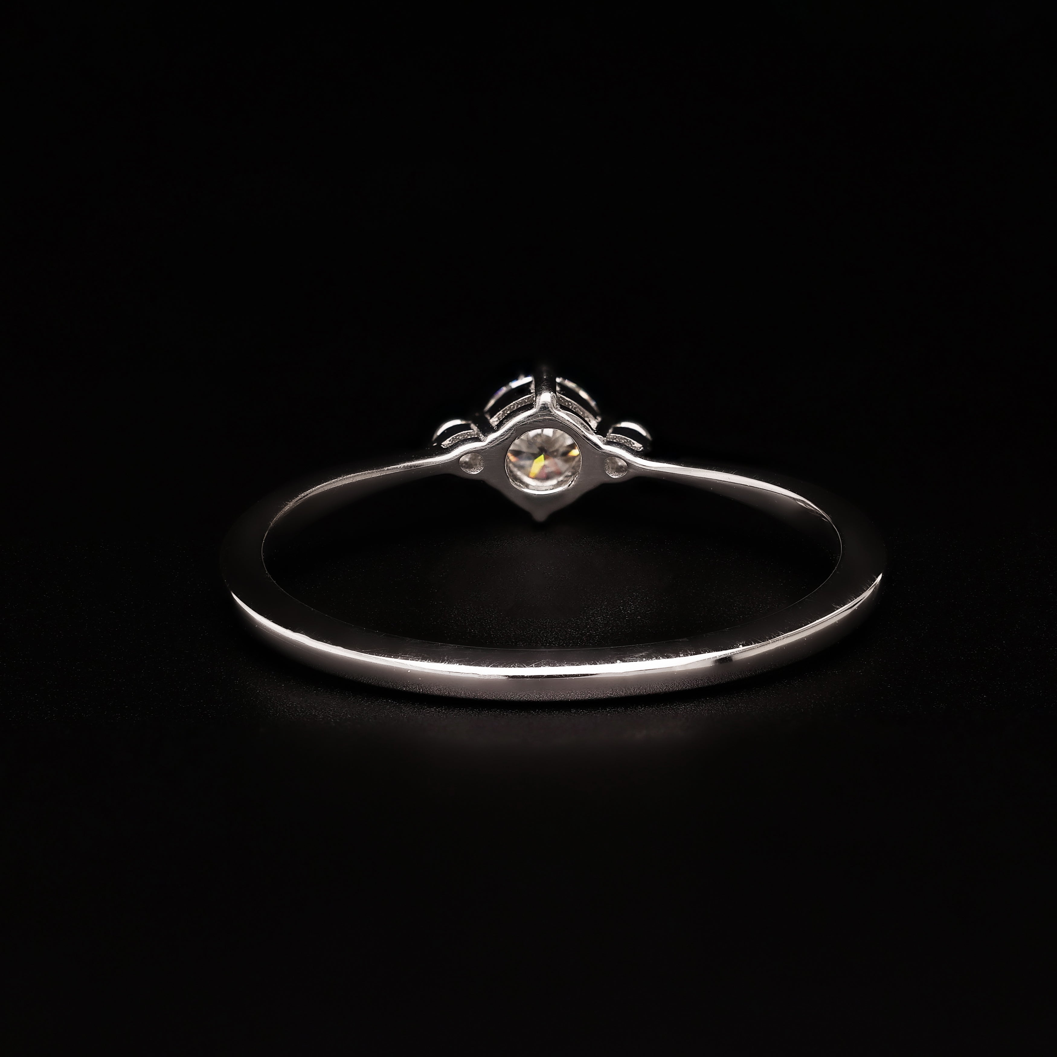 Round Trio Gleam – Minimalist Three-Stone Ring