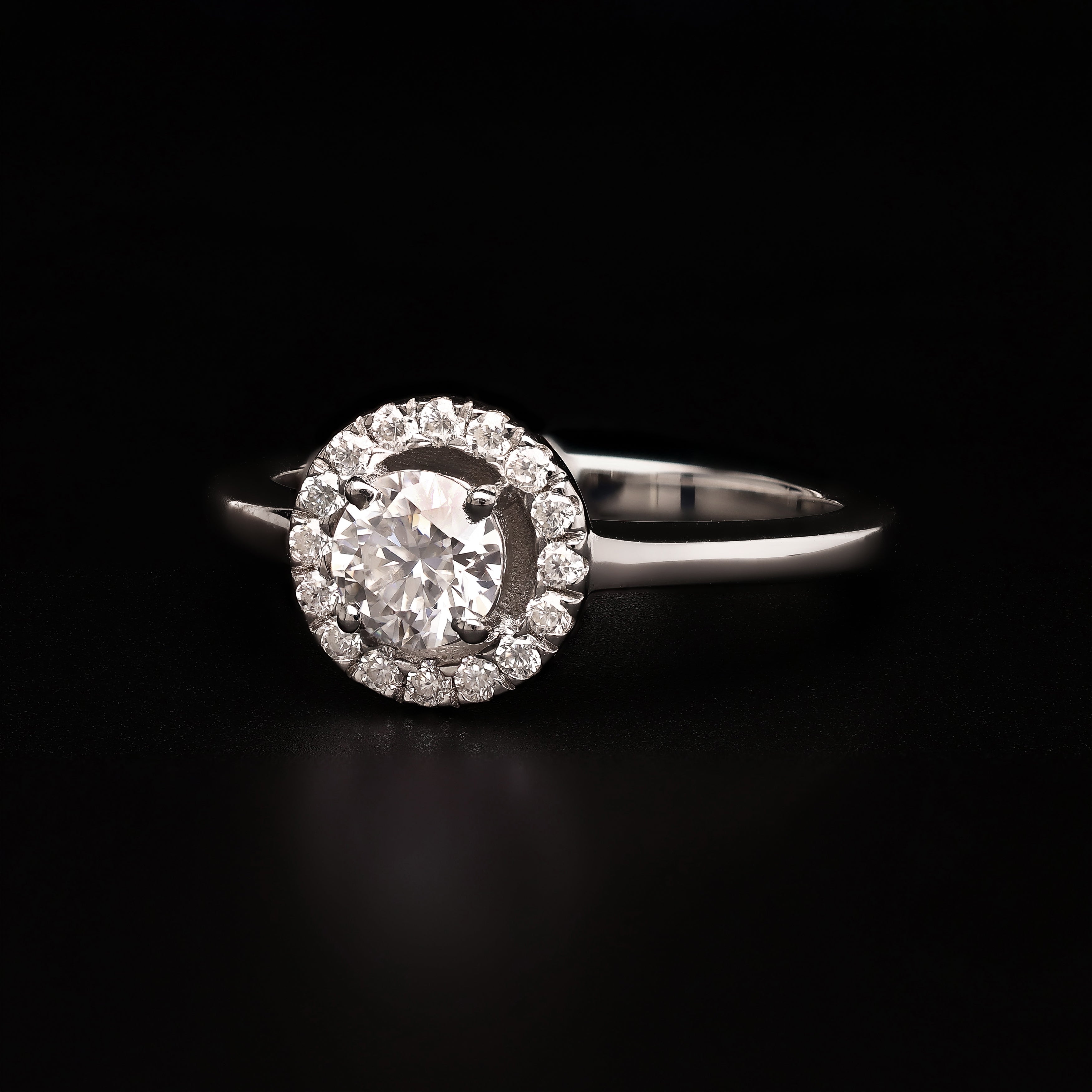 Halo Brilliance – Timeless Classic Round Cut