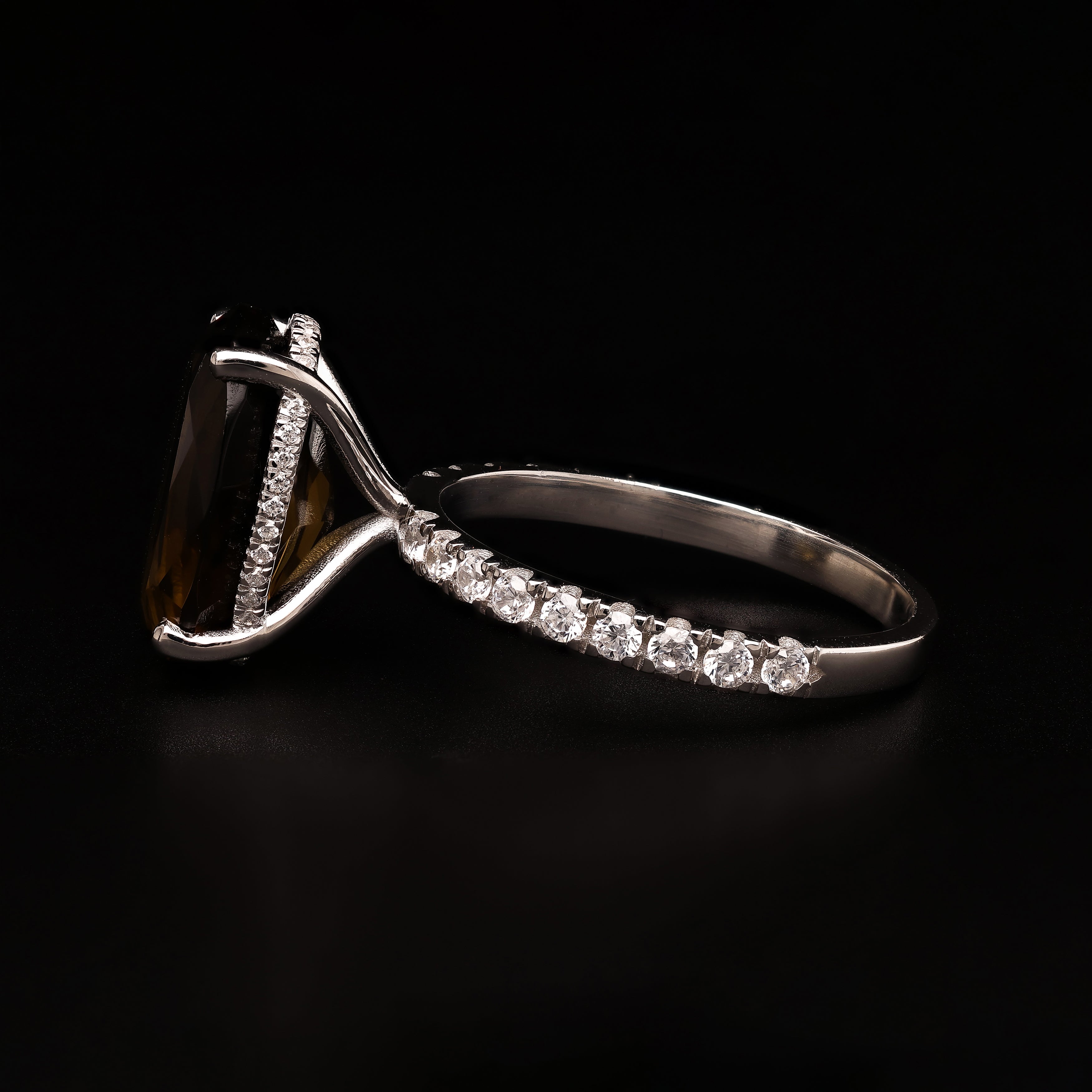 Grand Oval Smoky – Iconic Allure
