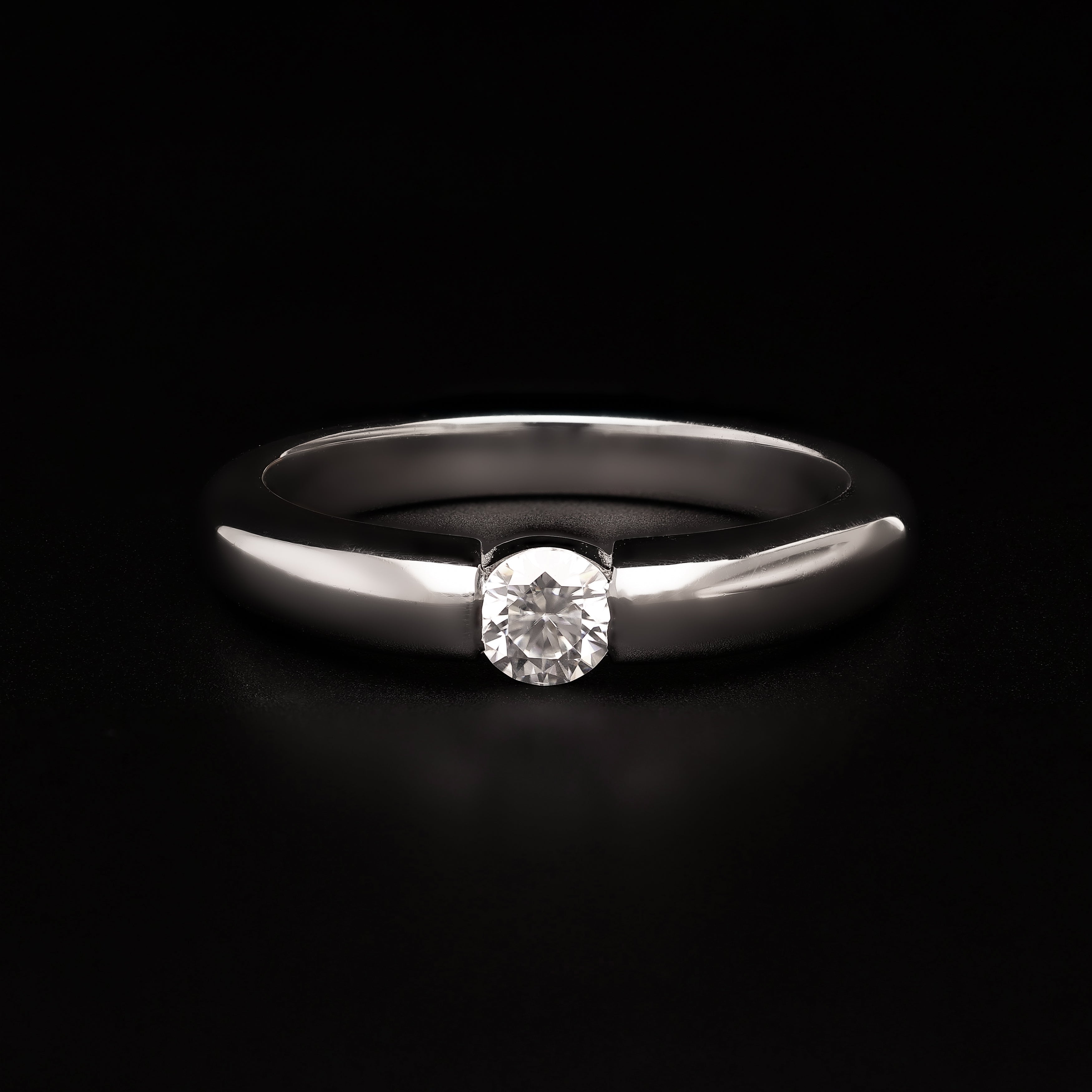 Timeless Radiance – Classic Solitaire Signature