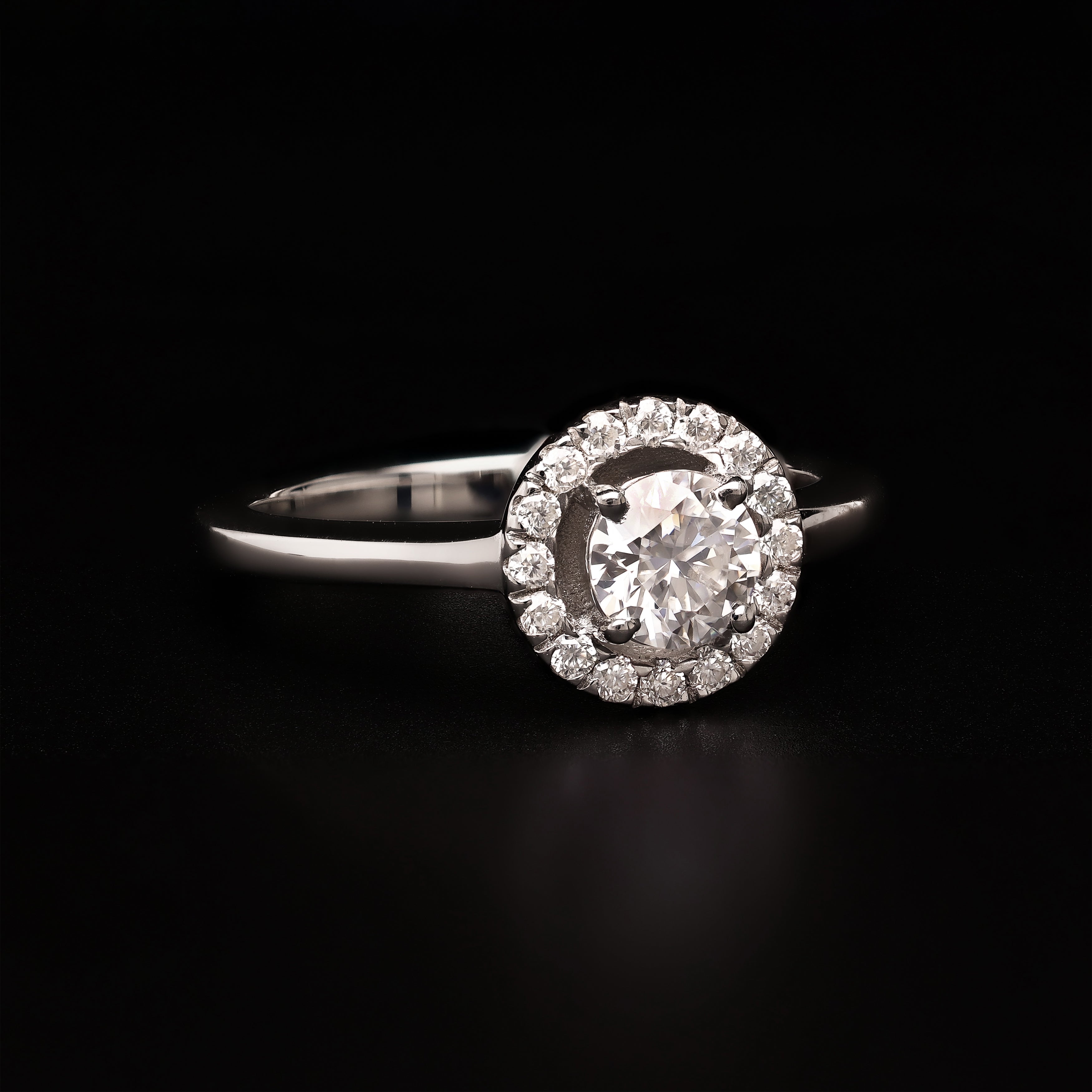 Halo Brilliance – Timeless Classic Round Cut