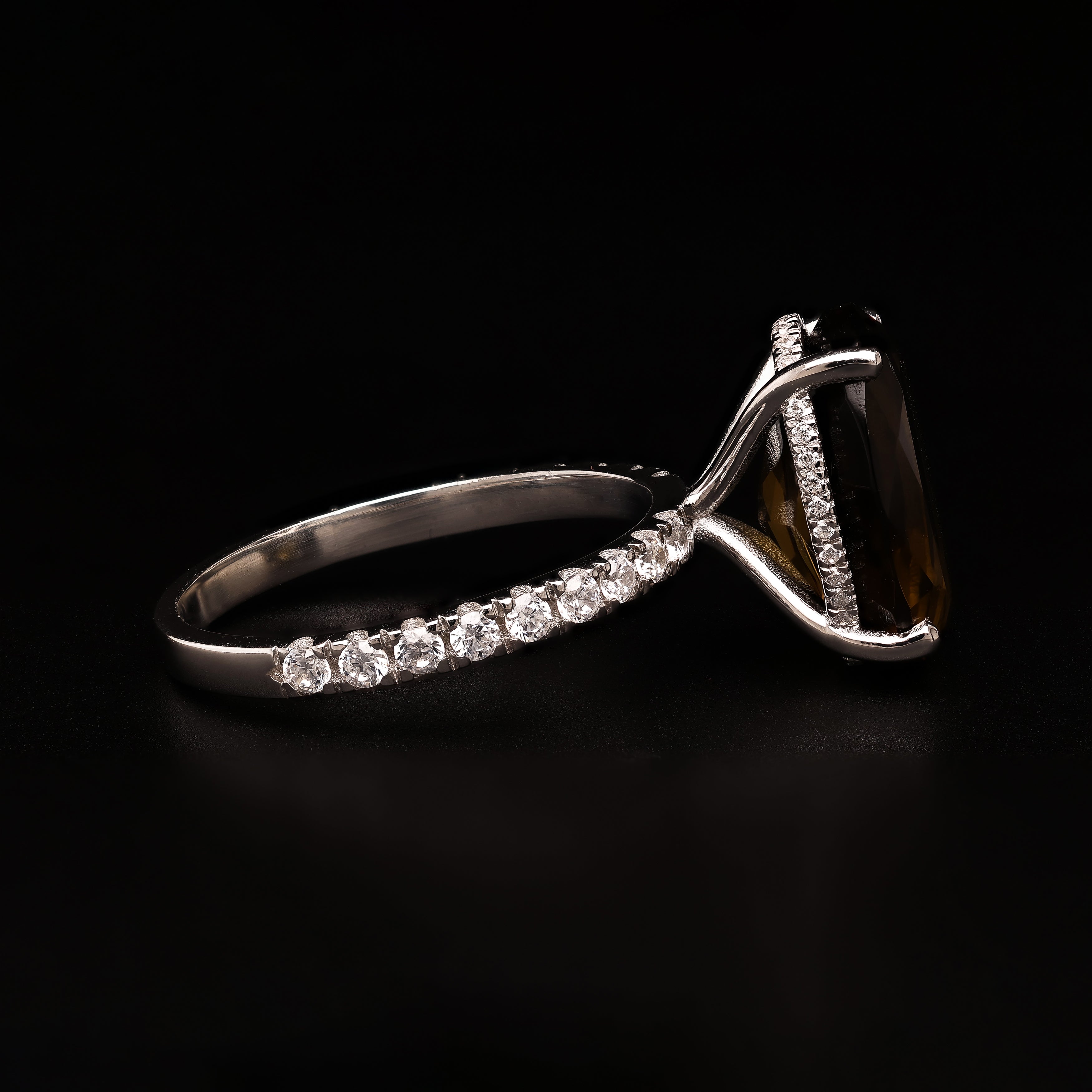 Grand Oval Smoky – Iconic Allure
