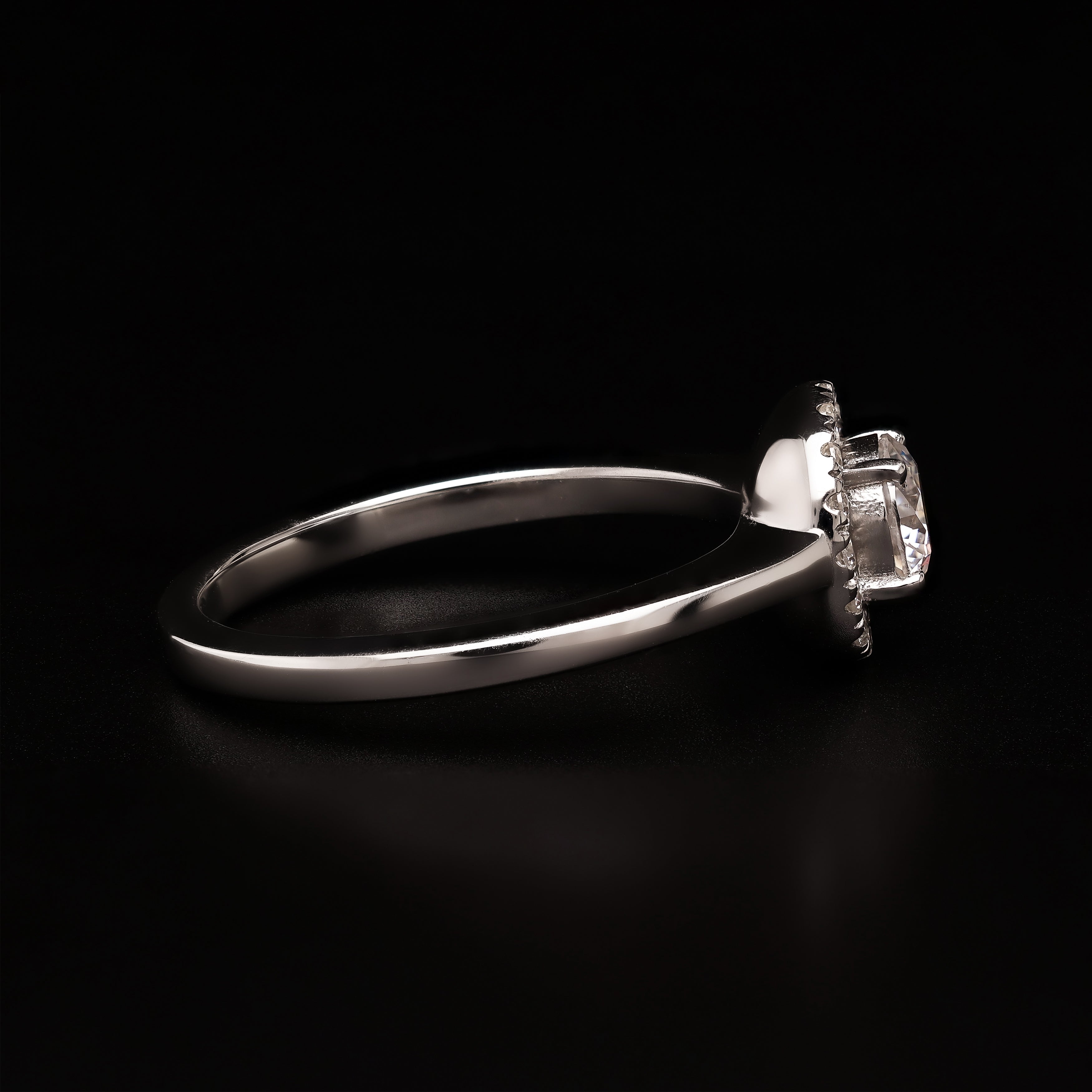 Halo Brilliance – Timeless Classic Round Cut