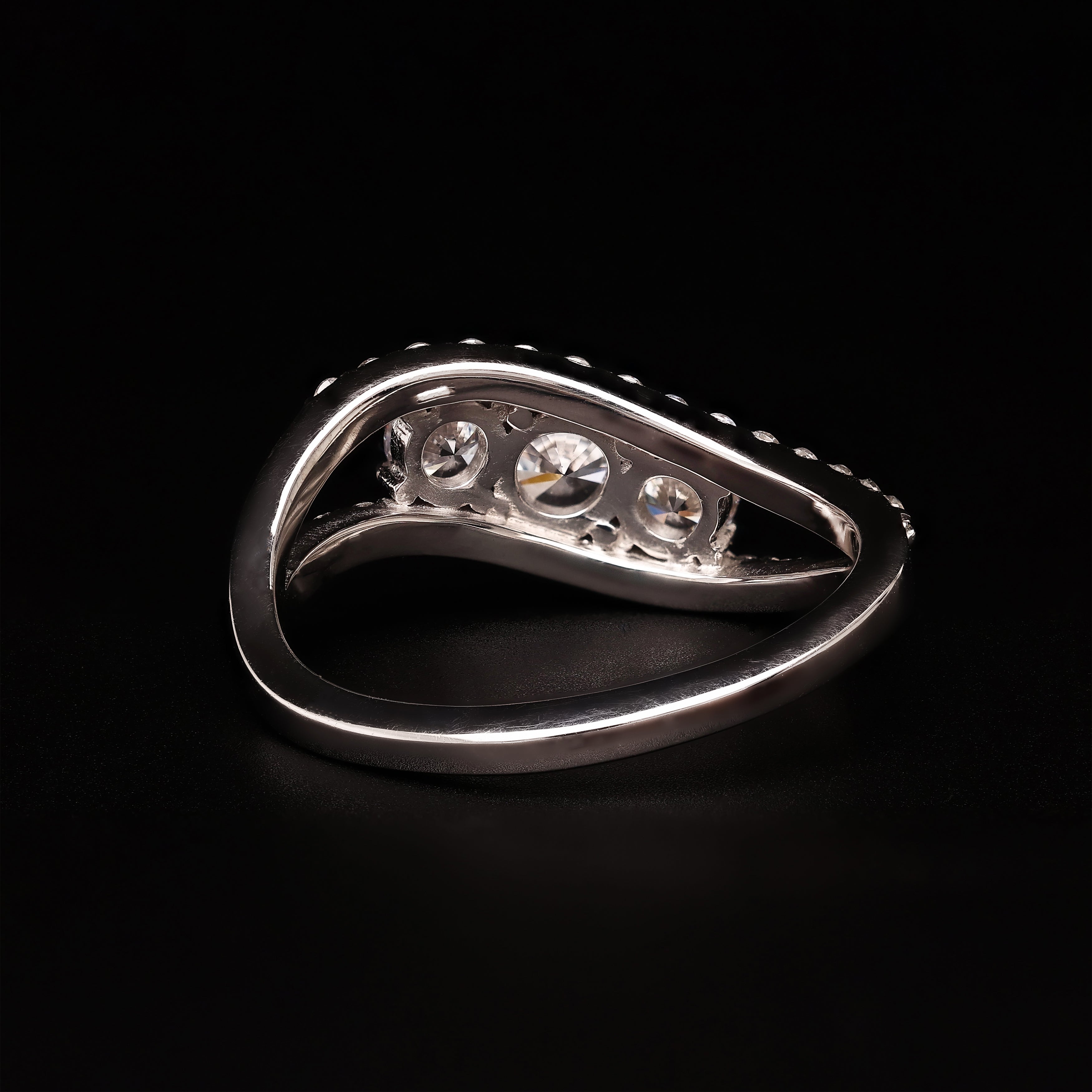 Trinity Splendor – Split-Shank Brilliance