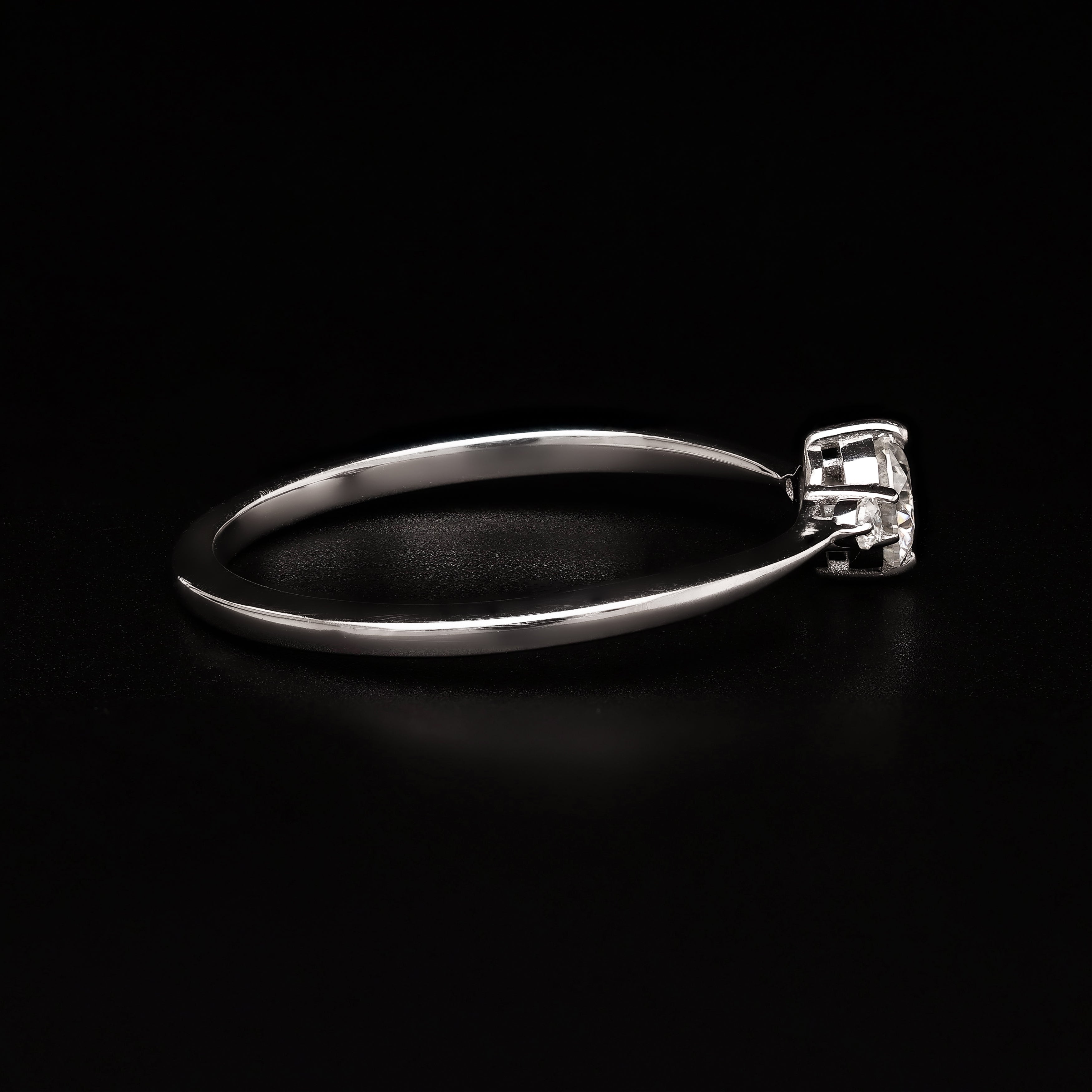 Round Trio Gleam – Minimalist Three-Stone Ring