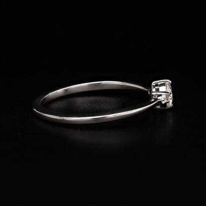 Round Trio Gleam – Minimalist Three-Stone Ring