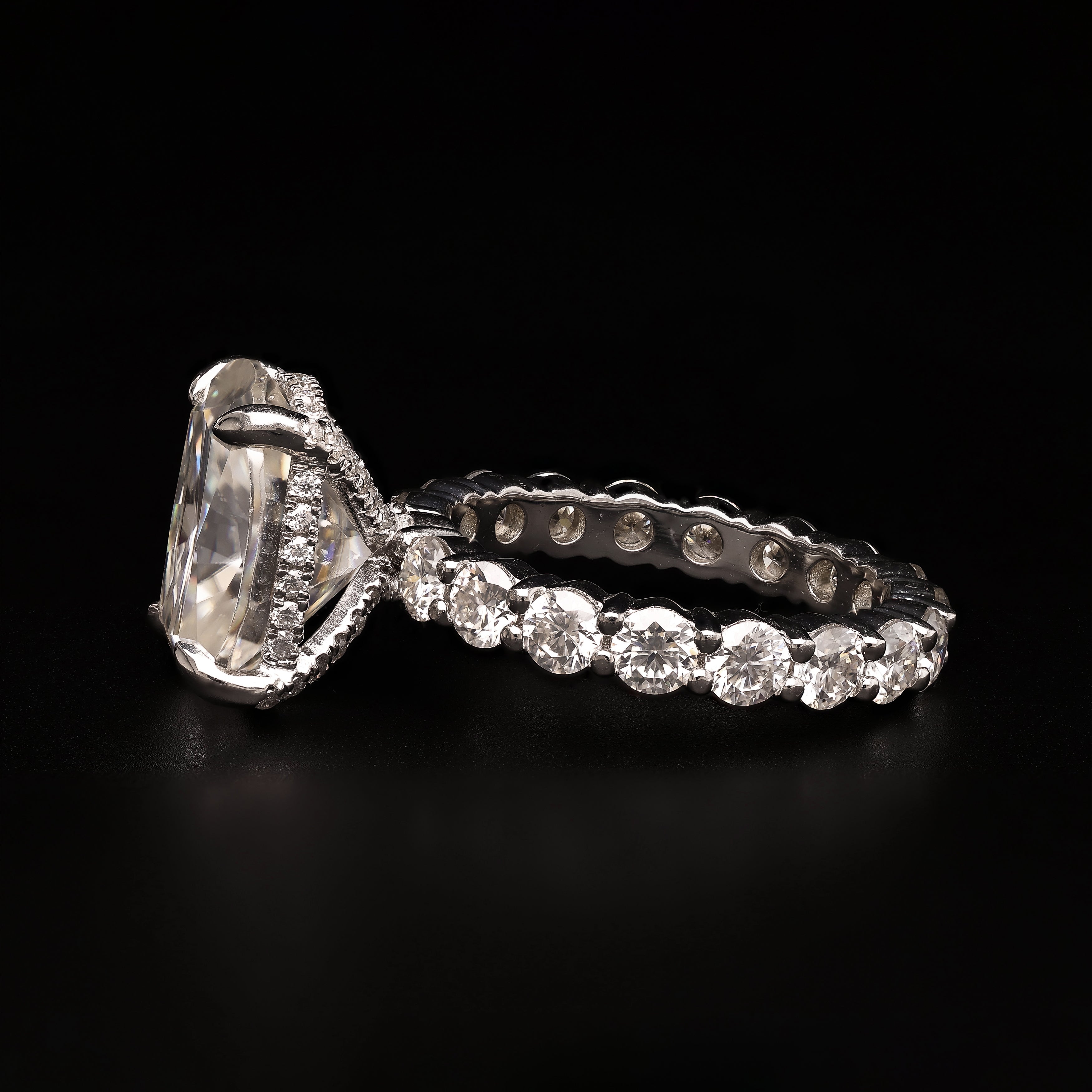Limitless Gleam – Oval Elegance with Pave Accents